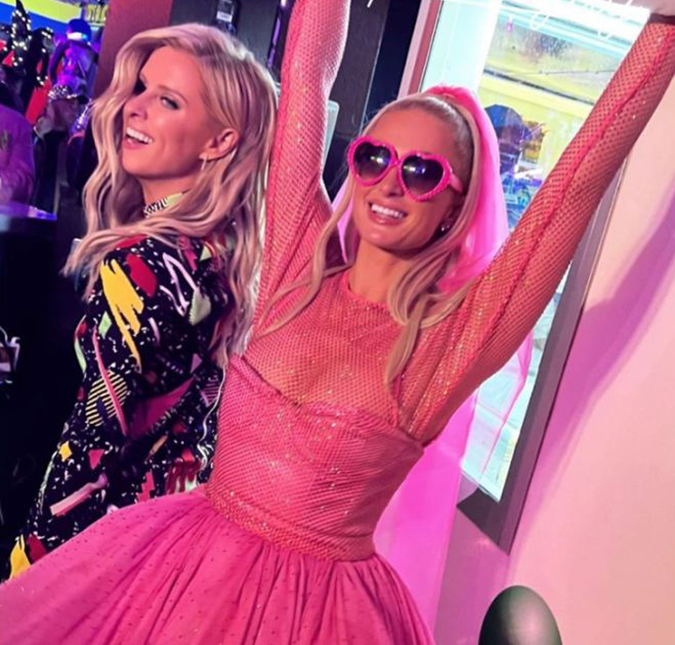 Com <i>look pink</i>, Paris Hilton faz festa de casamento em parque de diversões!