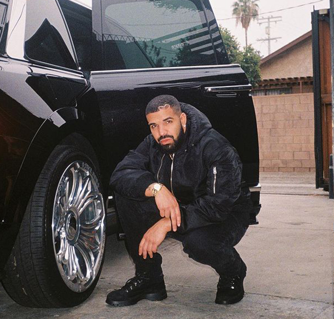 Após festival com mortos e feridos, Drake gastou um milhão de dólares em clube de <i>strip-tease</i>, diz <i>site</i>