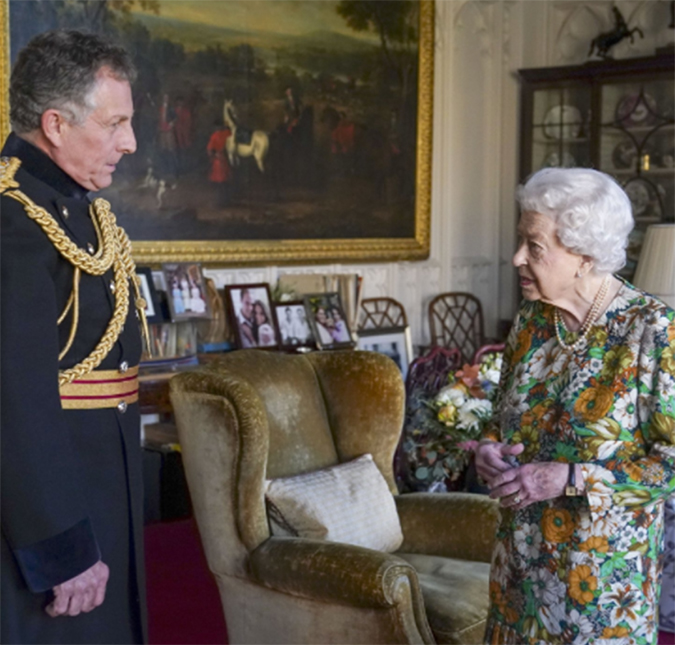 Rainha Elizabeth II aparece pela primeira vez em evento oficial após problema de saúde