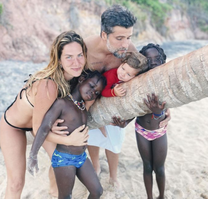 Giovanna Ewbank compartilha foto ao lado da família nas redes sociais