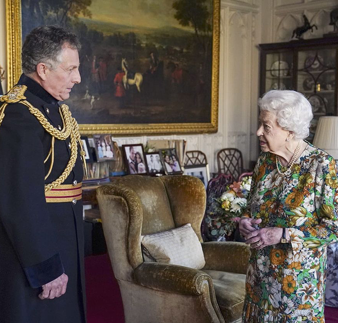 Rainha Elizabeth II aparece mais magra e com mãos roxas e preocupa público