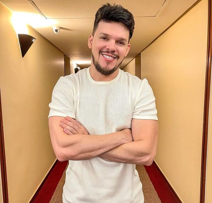 Após cirurgia, cantor Thiago Costa está estável e consciente, diz assessoria