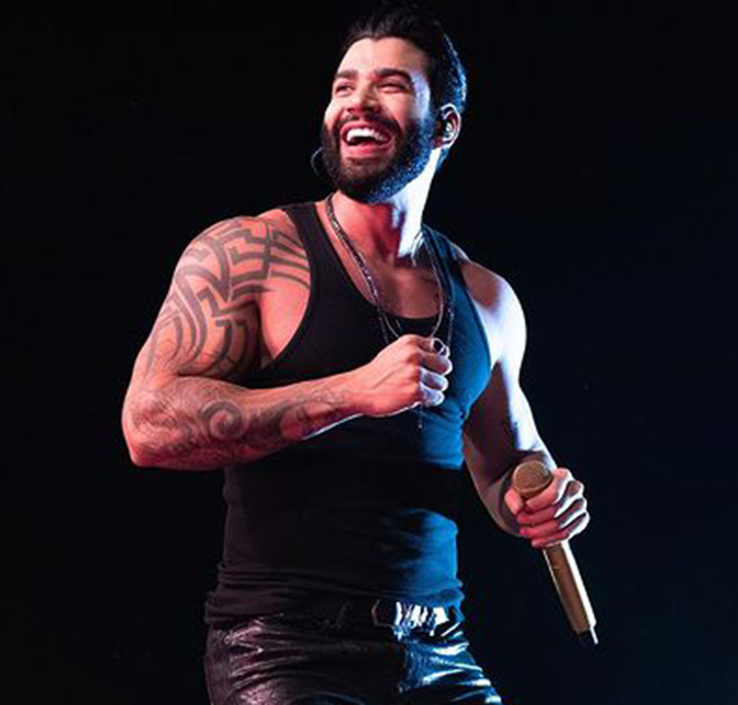 Gusttavo Lima atende pedido de fã em <i>show</i> e ela desmaia no palco