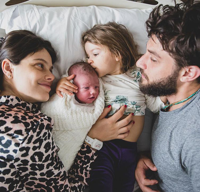 Laura Neiva mostra primeiro encontro da filha Maria com recém-nascido, José