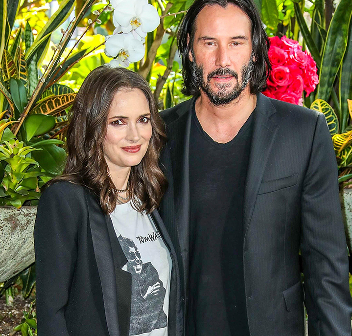 Keanu Reeves revela que ainda é casado com Winona Ryder por conta de <I>Drácula</i>: <I>Fizemos uma cerimônia com padres reais</i>
