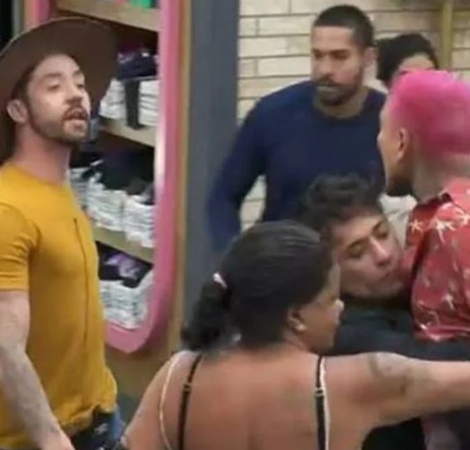 Logo depois de sair do De Férias com Ex Brasil, Rico foi então se aventurar por um novo reality show: A Fazenda 13, e como esperado o influenciador também entregou altas confusões dentro da casa. Além de chamar uma peoa de cobra, ele ainda protagonizou uma intensa briga entre os peões e até alimentos no chão ele acabou jogando.