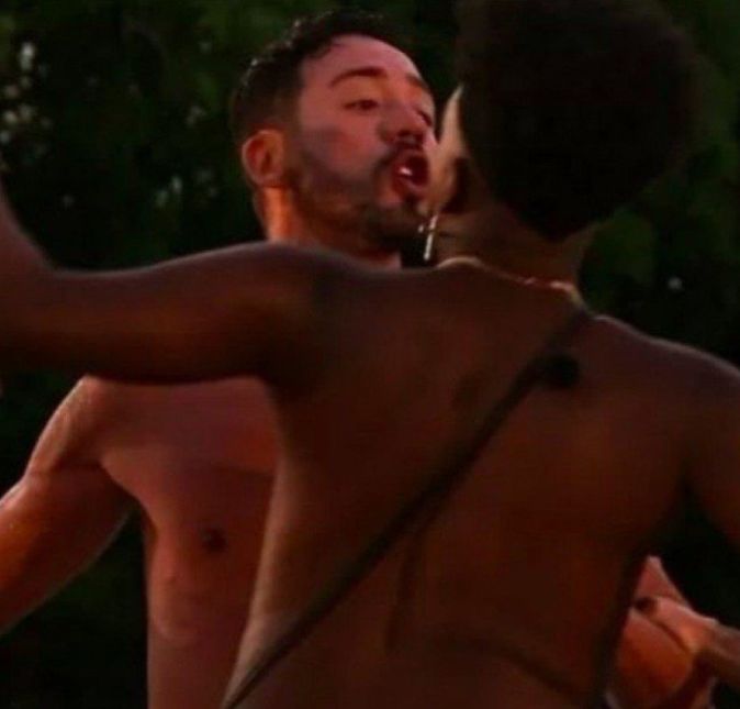 Já em De Férias com o Ex Brasil - Celebridades, Rico Melquiades deixou bem claro que é um cara bem ciumento e que com o ex dele ninguém mexeria. O povo dentro do confinamento que está lá mesmo para beijar na boca e causar muito, simplesmente ignoraram o pedido do influenciador e ele protagonizou altas confusões dentro do confinamento.
