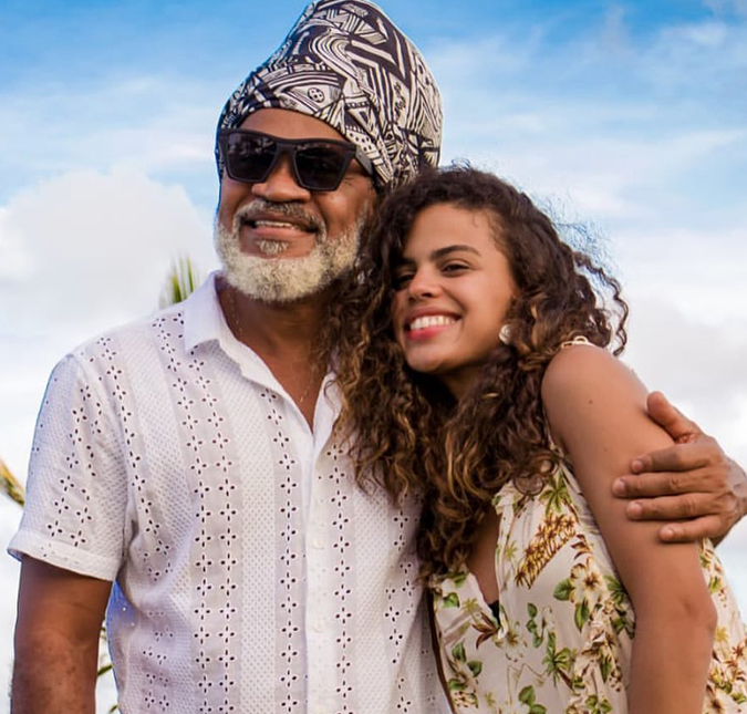 Carlinhos Brown celebra aniversário ao lado da filha, Clara Buarque: <i>Tão bom comemorar o nosso dia</i>