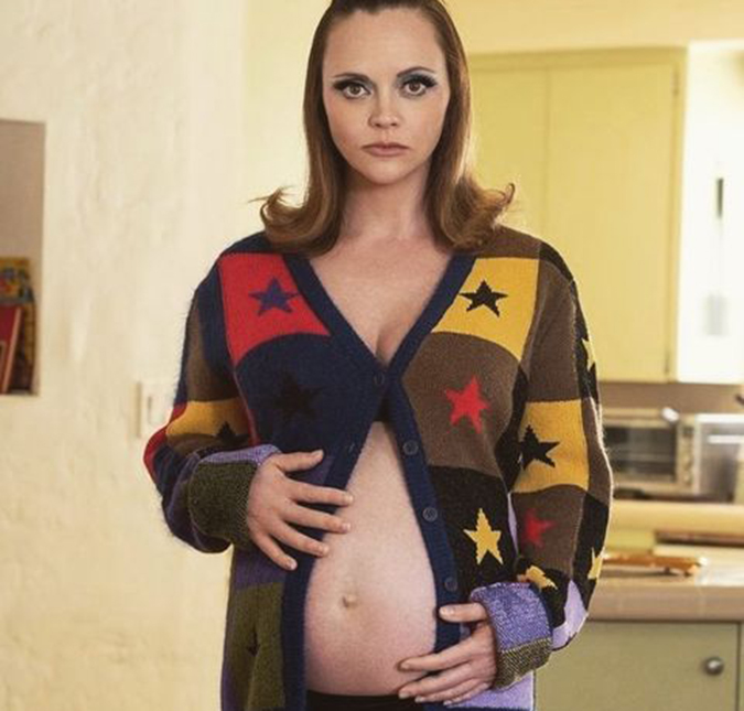 Christina Ricci posa com barrigão de grávida e surpreende a <I>web</i> , veja!