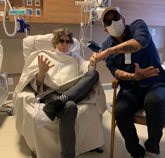Branco Mello passa por cirurgia para a retirada de um tumor e recebe a visita de Sergio Britto