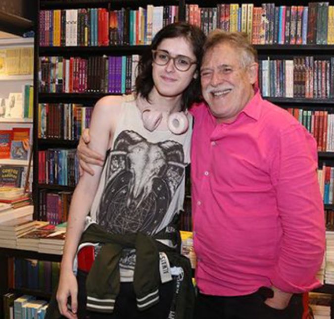 José de Abreu decidiu falar um pouco mais sobre sua família em entrevista ao jornal Extra e surpreendeu. O ator, que está no ar em Um Lugar ao Sol, revelou que a mais nova de suas filhas é uma mulher trans. Os filhos do ator veterano são Rodrigo, que morreu em 1992 ao cair da janela de seu apartamento no Rio de Janeiro - e é fruto de sua relação com Neuza Serroni -, Theo (45 anos de idade), Ana (44 anos de idade) e Cristiano (37 anos de idade) - frutos de seu relacionamento com Nara Keiserman -, e, finalmente, Bia, jovem de 21 anos de idade que é filha de Andrea Pontual. Zé conta que Bia nasceu sob o nome Bernardo, mas que, em 2019, conversou com a família sobre sua identidade de gênero e, desde então, foi apoiada pelos familiares para se assumir como mulher transsexual: - Minha última filha é trans. Era Bernardo, agora é Bia. Já estamos vivendo há dois anos assim. Eu apoiei desde o primeiro dia que soube. Estamos fazendo um trabalho lento, com assistência psicológica, e espero que ela encontre o seu caminho e seja feliz.