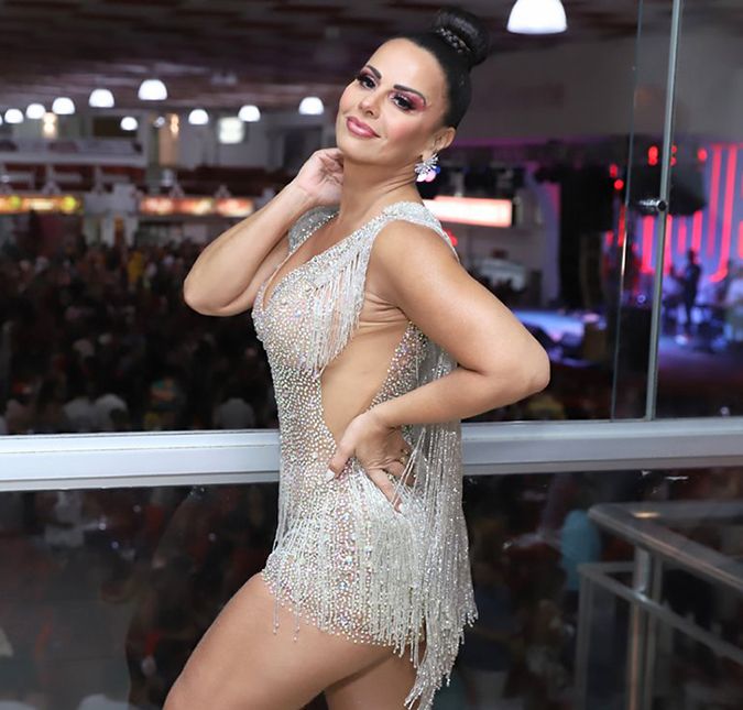 Viviane Araújo também entrou para esse time ao se tornar mamãe pela primeira vez aos 46 anos. Em entrevista ao Fantástico, a artista revelou que engravidou por um processo de fertilização in vitro com óvulos de uma doadora anônima e os espermatozoides do seu marido, Guilherme Militão, de 33 anos de idade. Viviane ainda divulgou a notícia nas redes sociais, no dia 19 de fevereiro de 2022, e escreveu: Vocês não tem noção da emoção que senti neste momento! Meu sonho se tornou realidade! E tinha que ser com você meu amor Guilherme Militão. Simmmmm! Eu estou GRÁVIDA! E como é bom poder compartilhar com vocês tamanha felicidade! Já não aguentava mais! [Risos] Que nosso bebe venha encher nossas vidas ainda mais de amor, luz e esperança!