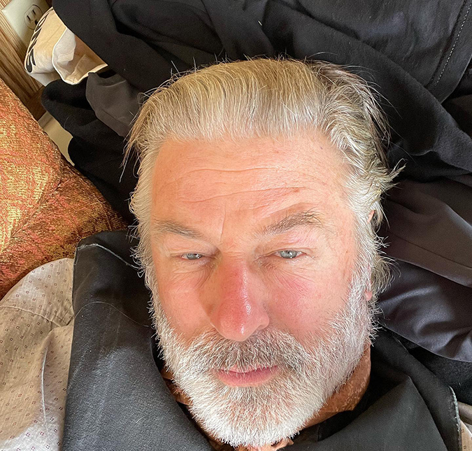 Alec Baldwin dá entrevista sentimental após tragédia em <I>set</i>, diz revista
