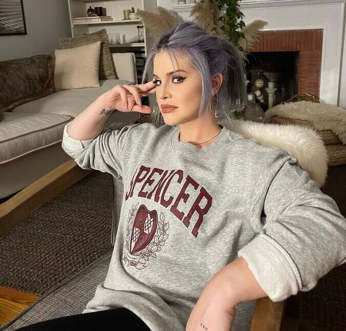 Kelly Osbourne expõe mensagem <i>gordofóbica</i> que recebeu de jornal e desabafa: <i>É com isso que eu tenho que lidar diariamente</i>