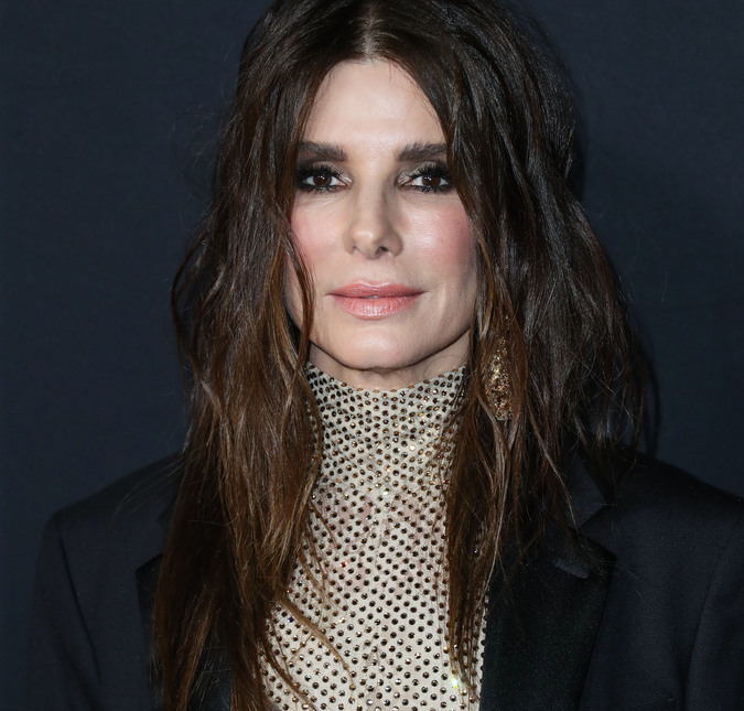 Sandra Bullock revela experiência difícil com processo de adoção dos filhos: <i>Fica profundo e fica escuro</i>