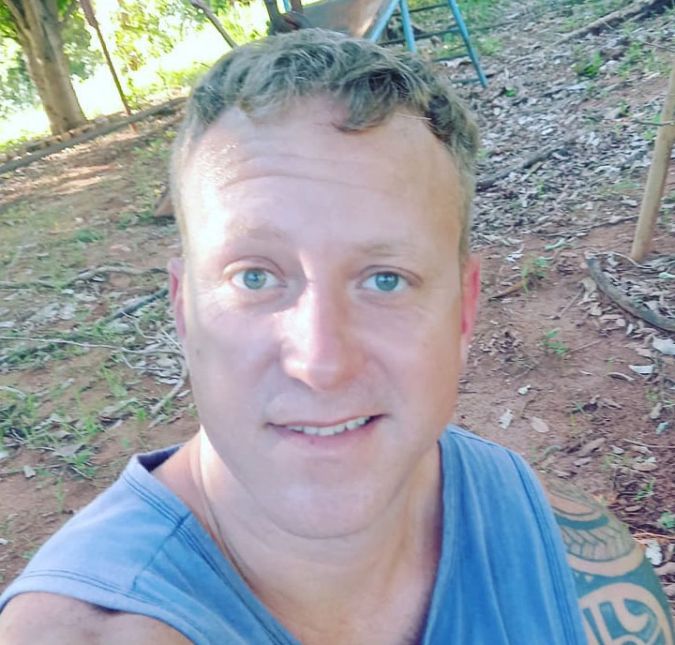 Diretor de clínica confirma que Sérgio Hondjakoff iniciou o tratamento contra a dependência química após ajuda de Rafael Ilha Um dos responsáveis pela internação, o ex Polegar revelou que se sensibilizou após ver o vídeo em que o ator ameaçava de matar o pai