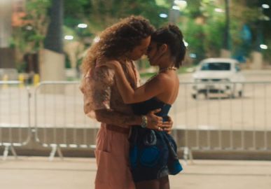 Vitão dá beijão em Giullia Buscacio durante novo clipe, saiba mais!