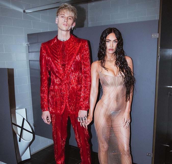 Machine não tem medo de derrubar algumas gotas de sangue pelo mozão, inclusive, ele adora impressionar Megan com atitudes perigosas. Em entrevista ao Jimmy Fallon, ele entregou uma história inusitada sobre o início do namoro. Certa vez, o músico tentou surpreender a atriz com uma faca, mas as coisas não acabaram muito bem. Travis Barker me deu uma faca que tinha algo gravado sobre seu novo álbum e falou: Dá uma olhada nisso, é incrível. Eu então joguei a faca para cima e ela voltou e ficou presa na minha mão. No dia seguinte, assim que Megan foi embora, eu falei: Preciso de pontos urgente.