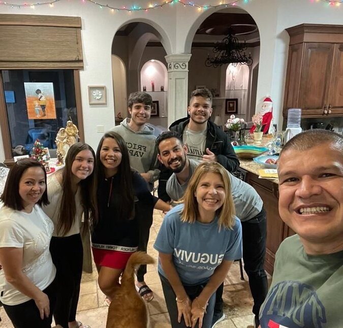 Bandeira branca! Filhos de Gugu Liberato posam com a mãe nos Estados Unidos