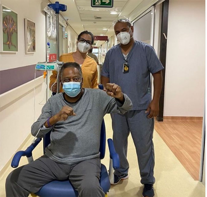 Pelé volta a ser internado, diz colunista