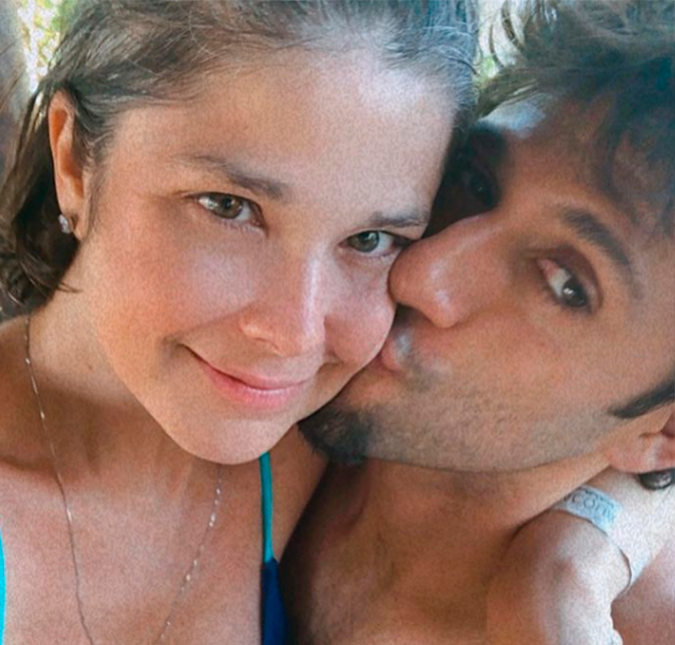 No canal Mais que oito minutos, a atriz conversou sobre ter um relacionamento aberto com o humorista Elídio Sanna, do grupo Os Barbixas. Não estou no nível de dizer que somos superabertos. Já aconteceu e não foi um problema. A parceria precisa entender, mas fácil não é. Existe sempre a possibilidade de seu parceiro se apaixonar por outra pessoa. Mas Elídio é super na dele. Os dois estão juntos há sete anos e Samara revelou: A gente não nasceu para ser monogâmico. Sei que é um tabu para muitas pessoas que eu conheço, mas que ciúme é esse que vira prova de amor? Eu sou livre, e meu namorado entende bem isso. A gente não está junto há sete anos à toa. Existem limites, claro, existem acordos. Tem situações que não são tão confortáveis, e aí a gente sente para conversar. No canal Mais que oito minutos, a atriz conversou sobre ter um relacionamento aberto com o humorista Elídio Sanna, do grupo Os Barbixas. Não estou no nível de dizer que somos superabertos. Já aconteceu e não foi um problema. A parceria precisa entender, mas fácil não é. Existe sempre a possibilidade de seu parceiro se apaixonar por outra pessoa. Mas Elídio é super na dele. Os dois estão juntos há sete anos e Samara revelou: A gente não nasceu para ser monogâmico. Sei que é um tabu para muitas pessoas que eu conheço, mas que ciúme é esse que vira prova de amor? Eu sou livre, e meu namorado entende bem isso. A gente não está junto há sete anos à toa. Existem limites, claro, existem acordos. Tem situações que não são tão confortáveis, e aí a gente sente para conversar.