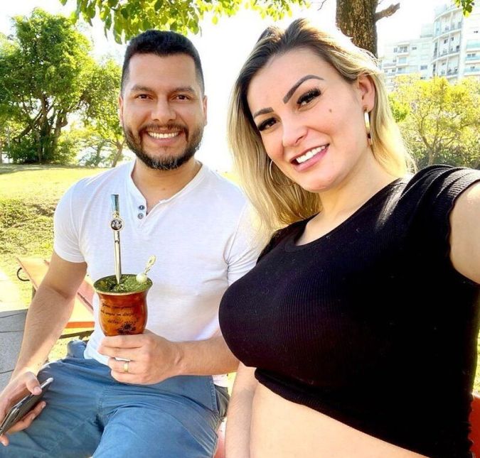 Andressa Urach e o marido, Thiago Lopes, também viveram momentos de tensão em 2021. E não podemos esquecer que eles estão esperando um filho! Após uma série de brigas e crises no casamento, os dois acabaram se separando em setembro. Na época, a influenciadora até fez um post polêmico fazendo referência ao seu passado na prostituição e usando seu nome de guerra: Aviso: A Ímola voltou. Vejo vocês no Gruta Azul. Apesar de tudo, o casal acabou se reconciliando e agora aguardam ansiosos pela chegada do bebê.