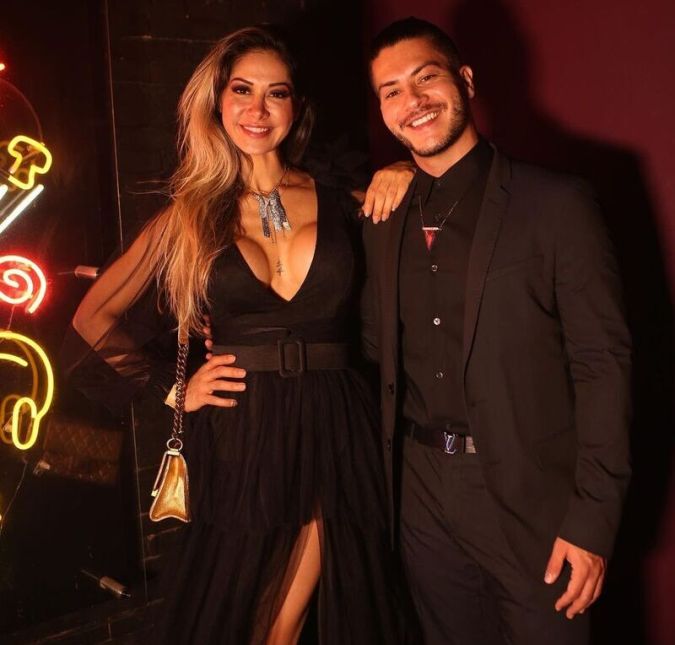 Falando em casal ioiô, não tem como não lembrar de Arthur Aguiar e Mayra Cardi. Depois de muitas idas e vindas, troca de farpas públicas e entrevistas polêmicas, os dois resolveram voltar com tudo em outubro. Que dure dessa vez!