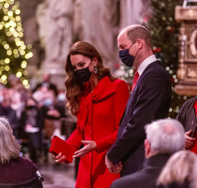 Kate Middleton arrasa com um vestido vermelho durante um evento, veja!