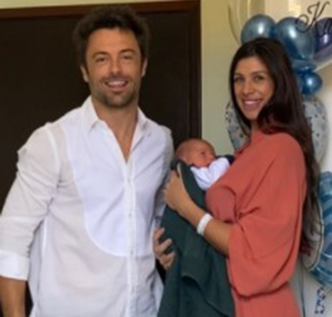 Kayky Brito posa ao lado de Tamara Dalcanale e do pequeno Kael na saída da maternidade: <i>Indo conhecer o mundo</i>