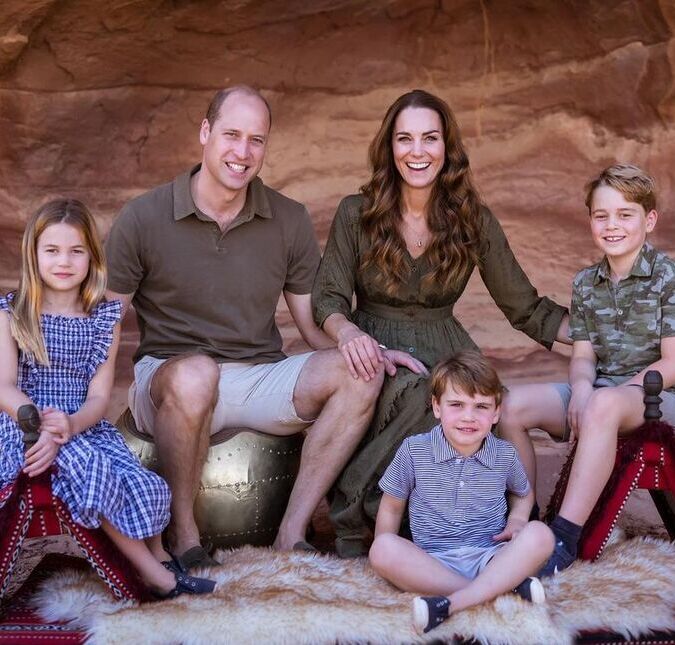 Cartão de natal! Príncipe William e Kate Middleton posam sorridentes ao lado dos três filhos