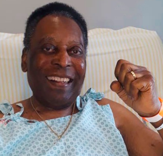 Pelé tranquiliza os fãs após ser internado: <I>Não se preocupem</i>