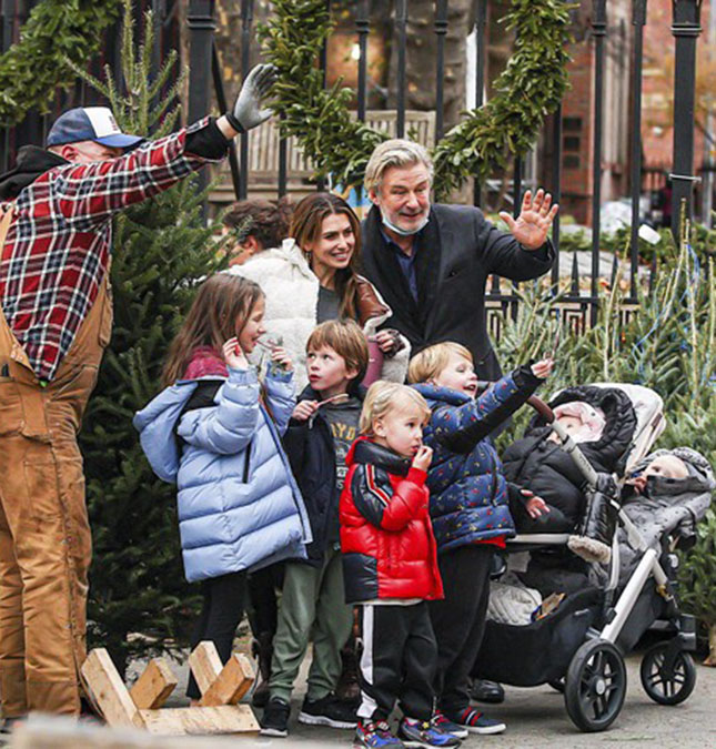Alec Baldwin surge sorridente ao lado da família para comprar árvore de Natal; veja!