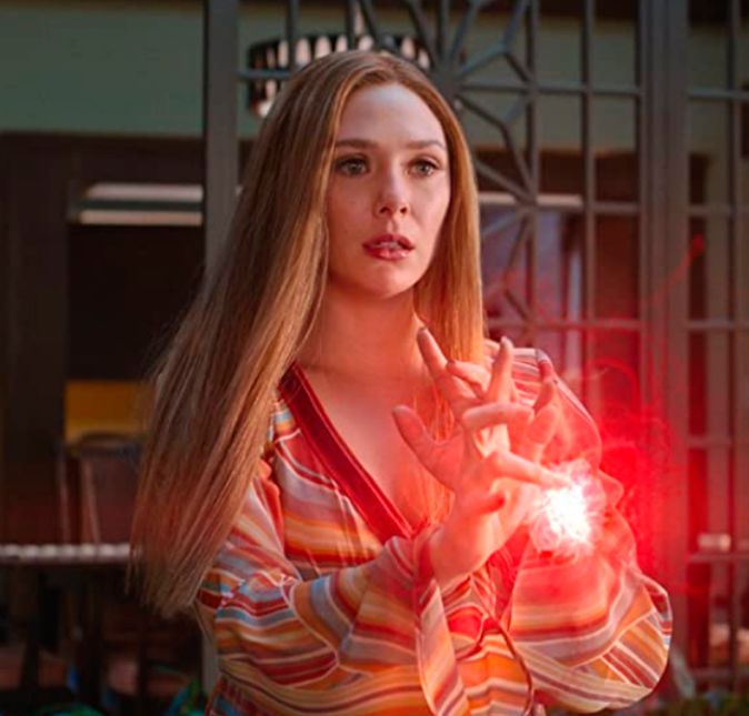 Não há dúvidas que Wandavision fez um baita sucesso - prova disso foi a quantidade de fantasias de Wanda que rolaram no  Halloween! No maior estilo sitcom, a icônica série da Disney mostra Wanda e Visão vivendo vidas suburbanas perfeitas, quando começaram a suspeitar que nem tudo é o que parece. Desde o lançamento, em janeiro, a trama vem conquistando diversos prêmios, como MTV Movie Awards, e até ganhou um spin-off focada na vilã Agatha Harkness. Além disso, a série marcou o começo do Universo Cinematográfico Marvel no formato de séries para streamings.