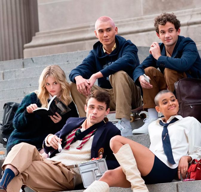 You know you love me! Os fãs de Gossip Girl ganharam um baita presente neste ano: o reboot da série pela HBO Max. Trazendo referências a versão original, de 2007, uma nova geração de adolescentes de escolas particulares de Nova York foi apresentada aos telespectadores, mostrando o quanto as redes sociais, e a própria paisagem de Nova York, mudaram.