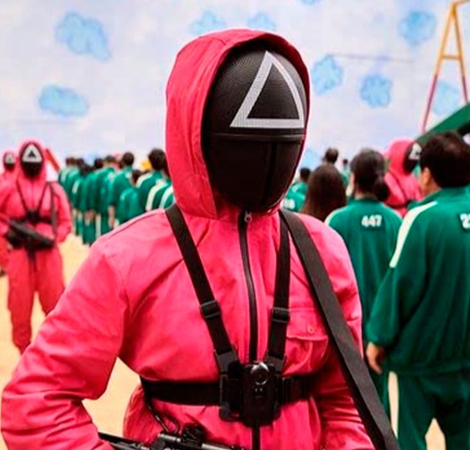 2021 está acabando e, como de costume, algumas séries ficaram marcadas na memória dos fãs, já outras conquistaram novos seguidores. Round 6, por exemplo, foi lançada em setembro, mas já conquistou recordes nunca visto antes pela Netflix. Em questão de dias, a série sul coreana se tornou a mais assistida da história do streaming. Uau! A trama acompanha 456 pessoas com problemas financeiros que aceitam um convite para lá de estranho e acabam competindo entre si em um jogo mortal (literalmente!) pelo prêmio bilionário. E detalhe: o Google liberou a lista de assuntos mais buscados pelos usuários e Round 6 foi o título mais procurado. A seguir, confira outras séries que bombaram neste ano!