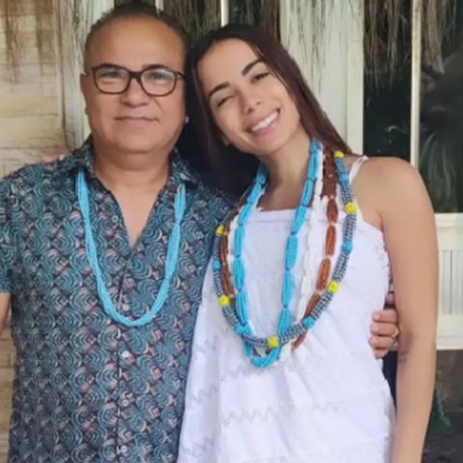 Anitta aparece em clique ao lado de seu pai de santo, Sergio Pina: <i>Te amo, meu pai</i>