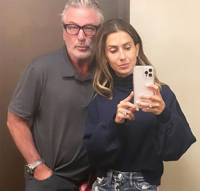 Esposa de Alec Baldwin diz que ator a mandou calar a boca durante parto: <i>Ele percebeu que parecia um babaca</i>