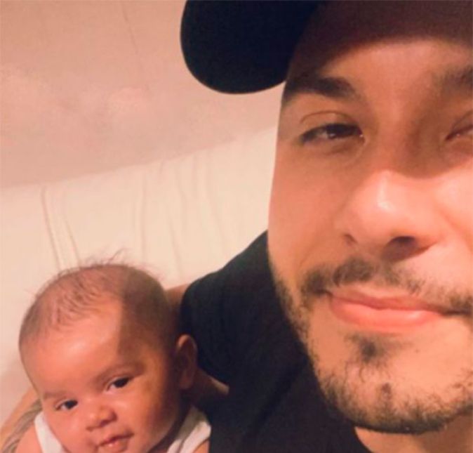 Mostrando que é um pai presente, Murilo também já posava com o pequeno no colo quando ele ainda era bem bebê! Mostrando que é um pai presente, Murilo também já posava com o pequeno no colo quando ele ainda era bem bebê!