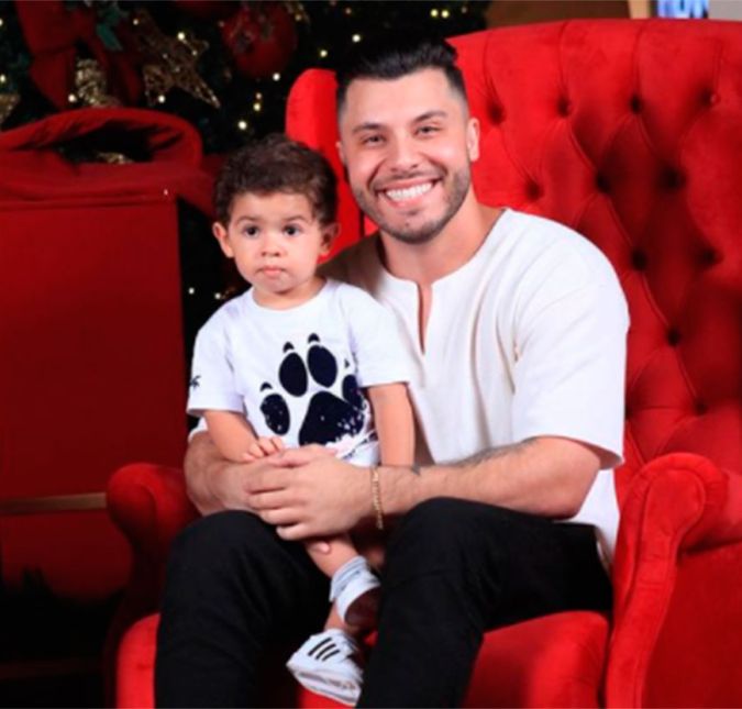 O nascimento de Léo mudou por completo a vida de Murilo Huff e Marília Mendonça! O pequeno veio ao mundo no dia 16 de dezembro de 2019  e encantou a vida dos dois e também dos fãs que o acompanhavam, afinal, os artistas fizeram questão de compartilhar a vida em família com o público. Marília morreu vítima de um acidente aéreo no dia 5 de novembro de 2021, pegando a todos de surpresa.  Murilo seguiu compartilhando os momentos com o filho nas redes sociais, mostrando que está mais próximo do que nunca da criança em um momento tão difícil. Acima, os dois aparecem juntinhos no dia em que Léo conheceu o Papai Noel. O momento especial chamou a atenção dos fãs, que logo falaram sobre a aparência física do menino, que está a cara da mãe. Muito amor, né? A seguir, veja outros momentos entre pai e filho!