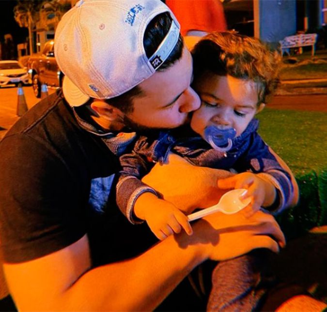 E Murilo sabe o quão difícil é resistir à fofura de Léo! É pecado amassar?, brincou ele na legenda de foto em que aparece beijando o filho no rosto. E Murilo sabe o quão difícil é resistir à fofura de Léo! É pecado amassar?, brincou ele na legenda de foto em que aparece beijando o filho no rosto.