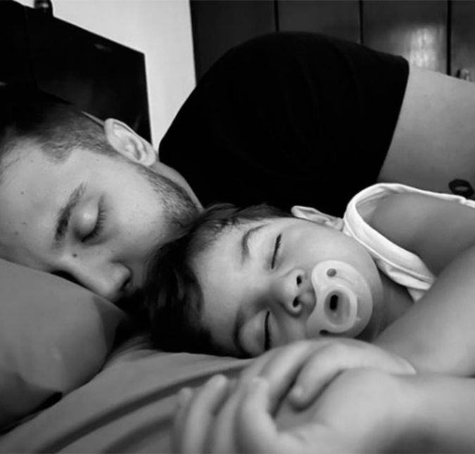 Murilo e Marília tiveram um relacionamento de idas e vindas. Quando a cantora morreu, os dois já não estavam mais juntos há alguns meses, fazendo com que a guarda de Léo fosse compartilhada entre eles. Sempre que estava com o garoto, Murilo compartilhava os momentos especiais, como você vê acima, em que os dois são flagrados em um cochilo. Murilo e Marília tiveram um relacionamento de idas e vindas. Quando a cantora morreu, os dois já não estavam mais juntos há alguns meses, fazendo com que a guarda de Léo fosse compartilhada entre eles. Sempre que estava com o garoto, Murilo compartilhava os momentos especiais, como você vê acima, em que os dois são flagrados em um cochilo.