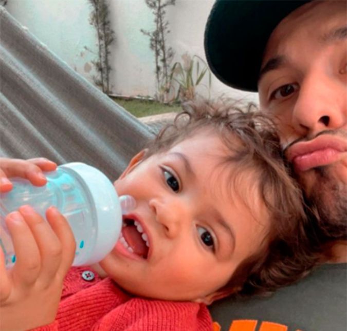 Guie uma criança pelo caminho que ela deve seguir e guie-se por ela de vez em quando… , escreveu Murilo certa vez ao comemorar o Dia das Crianças com a foto acima, em que aparece agarradinho ao filho. Guie uma criança pelo caminho que ela deve seguir e guie-se por ela de vez em quando… , escreveu Murilo certa vez ao comemorar o Dia das Crianças com a foto acima, em que aparece agarradinho ao filho.