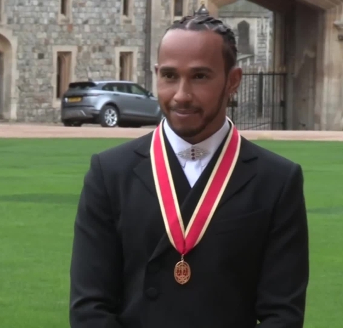 Lewis Hamilton recebe título de Cavaleiro da Rainha em cerimônia com príncipe Charles