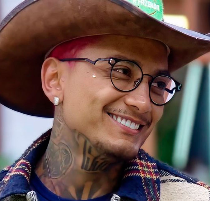 Dynho Alves ainda usa aliança e chora ao saber que MC Mirella está apagando tatuagem