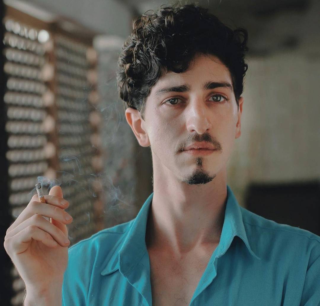 Johnny Massaro protagoniza <I>Os Primeiros Soldados</i> e fala da experiência de interpretar um personagem portador de HIV