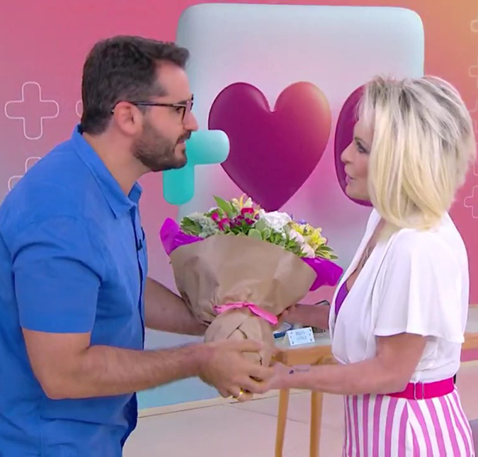 Ana Maria Braga recebe flores de convidado e fica surpresa com homenagem: <i>Você é uma inspiração</i>