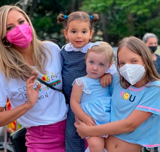 Rafaella Justus fez o termômetro da fofura explodir! Isso porque a filha de Ticiane Pinheiro e Roberto Justus postou um clique ao lado das meias irmãs, Manuella, fruto do relacionamento da mãe com César Tralli, e Vicky, da união do pai com Ana Paula Siebert. Amei minha tarde ao lado de pessoas que amo muito, escreveu nas redes sociais. Ticiane também estava presenciando o momento e apareceu com Manu no colo, enquanto Rafa segurava a caçula da família.