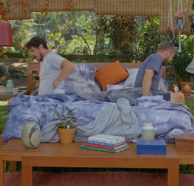 Rodrigo Hilbert e José Loreto dividem cama de casal em <i>É de Casa</i>; entenda!