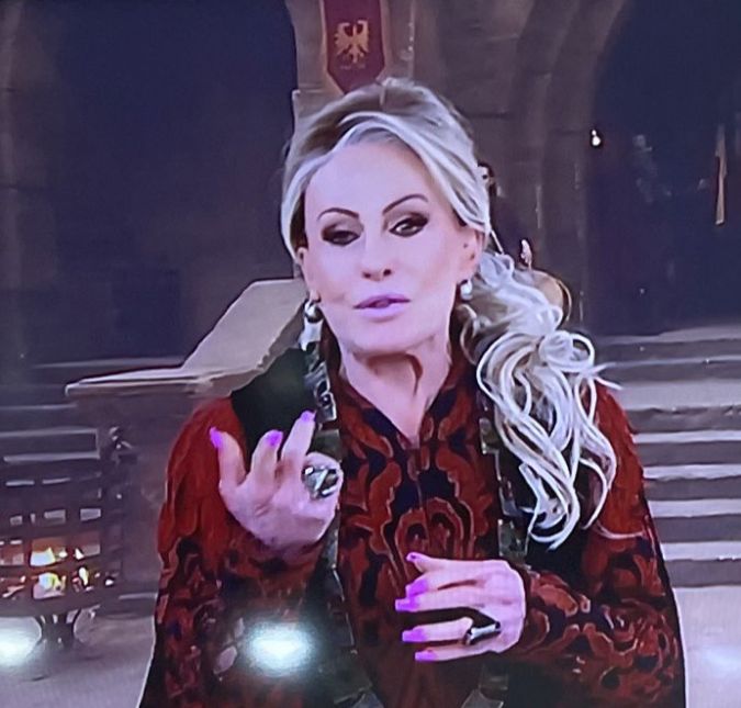 Ela apareceu vestida de rainha e fez a web ir ao delírio. Tudo para poder comemorar os 70 anos das novelas no Brasil. Incrível, não?
