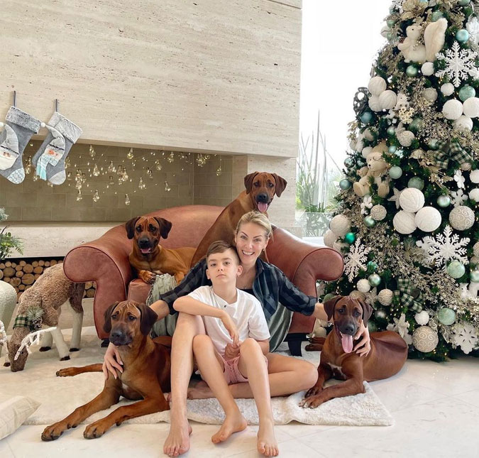 Ana Hickmann posta fotos de Natal com filho e os quatro cachorros, confira!
